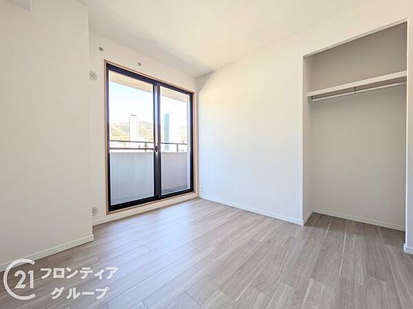【5帖洋室】コンパクトながらクローゼットを備えた5帖の洋室。すっきりとした白を基調とした内装で、子ども部屋や書斎など多目的に使える居室です。