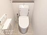 トイレ：白を基調とした清潔感あふれるトイレ空間。上部には便利な収納棚を備えており、トイレットペーパーや小物をすっきり整理できます。