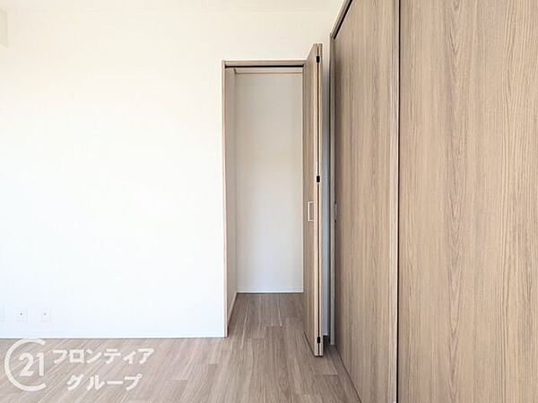 居室のクローゼットは、衣類や日用品をすっきり収納できる便利なスペース。扉付きで室内をいつも整理整頓された状態に保てます。