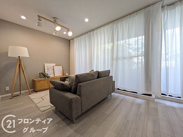 窓から差し込む光で家族を温かく包み込みます。