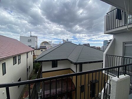 外の景色を楽しみながら、心地よい風を感じることができます。