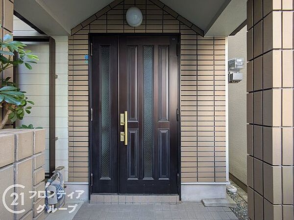 明るく開放的な玄関で、気持ちよく一日をスタートできます