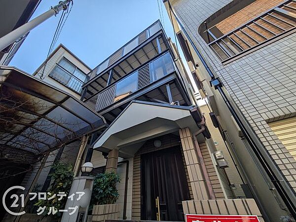しっかりとした造りの外観は、安心感を与える堅牢なデザインです。長く住み続けられる住まいです。
