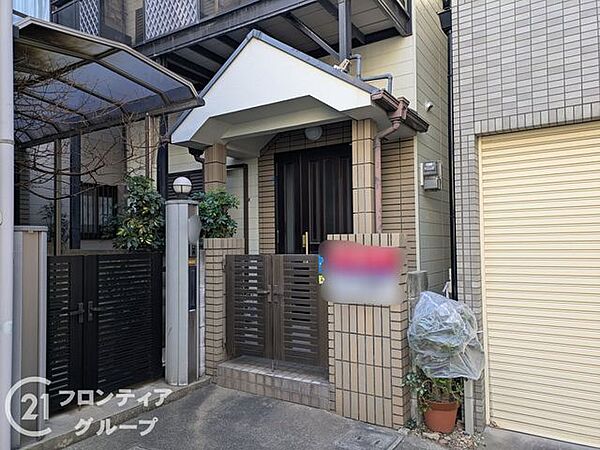 玄関は、家の顔とも言える大切なスペースで、訪れる人に温かい印象を与え、家全体の雰囲気を引き立てます！
