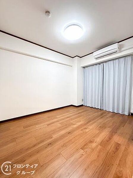 明るい照明が、家の第一印象を明るく演出します。