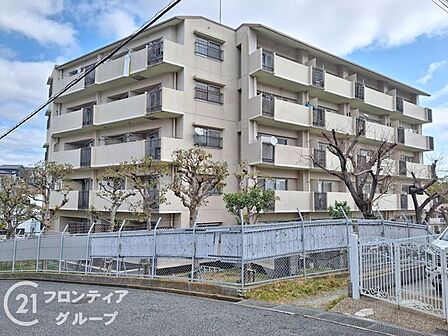 シンプルながらも存在感のあるマンション外観は、住む人を魅了し、日常に特別な時間をもたらします。都会的なデザインが魅力で、住む人に誇りを与える空間です