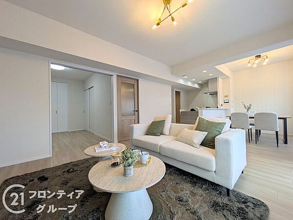 リフォーム済みのリビングは、洗練されたデザインと快適な空間が広がり、家族の集う場所にぴったりです！