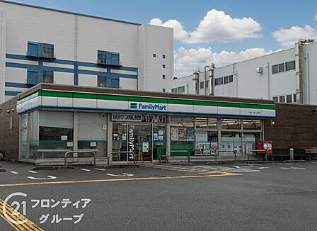 ファミリーマート六甲アイランド西店 徒歩7分。 530m