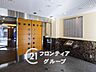 その他：オートロックシステムは、住民の安全を守るための高いセキュリティ機能を提供しています。マンションエントランスに設置され、不審者の侵入を防ぎ、住民に安心感を与えます。