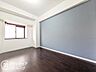 洋室：明るく開放感のある部屋は使い勝手の良い広さが魅力。窓から差し込む自然光が温かみのある空間を演出します。収納スペースも充実しており、快適な生活をサポートする理想的な部屋で、自由に使いこなせる空間です。