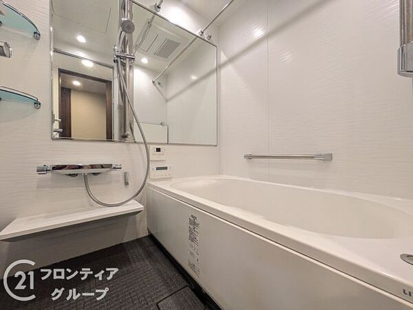ゆったりとした浴槽に浸かりながら、一日の疲れを解きほぐす贅沢なひとときをお過ごしいただけます。大きな鏡が空間をより広く感じさせ、清潔感に満ちた快適な設備が日々の活力を養ってくれます