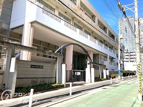 神戸市立中央小学校 徒歩13分。 1000m