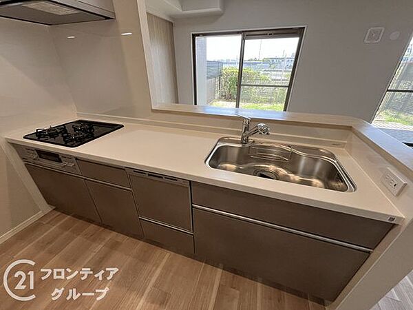 南向きの窓から心地よい光が差し込み、明るい雰囲気の中で気持ちよく作業ができる空間です！リビングまで見渡せる開放的な設計は、家族の笑顔をいつも身近に感じられる温かい暮らしを演出してくれますね