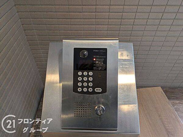オートロックシステムは、住民の安全を守るための高いセキュリティ機能を提供しています。マンションエントランスに設置され、不審者の侵入を防ぎ、住民に安心感を与えます。