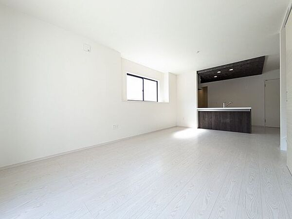 リビングは、家族や友人との時間を楽しむのに最適な広さです。快適な居住空間を提供します。