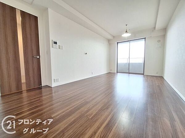 リビングは、広々とした空間で、家族や友人との時間を楽しむのにぴったりです。快適な居住空間を提供します。