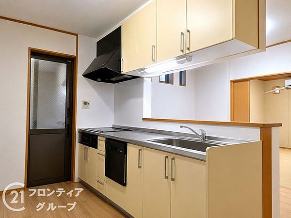使い勝手の良いカウンターキッチンは、調理スペースが広く、料理の効率がアップします。快適なキッチンライフを提供します。