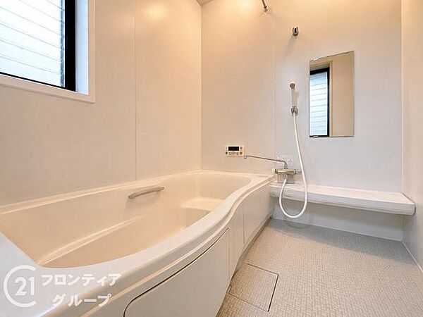ゆったりと脚を延ばして、1日の疲れを癒せます。窓があるのでこまめに換気ができ、清潔感を保てます。落ち着いた色合いは、心を穏やかにし、リラックスタイムをより豊かにします。