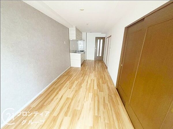 リビングは、家族や友人との時間を楽しむのに最適な広さです。快適な居住空間を提供します。