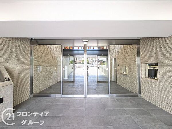 落ち着いた色合いが素敵なロビーです。広々としていて開放的で、お客様をお呼びする際も安心です。