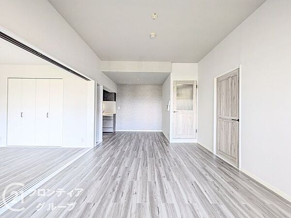 リビングは、家族や友人との時間を楽しむのに最適な広さです。快適な居住空間を提供します。