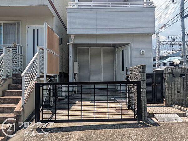 外部からの視線を程よく遮りつつ、愛車をスマートに格納できる設計は、戸建てならではの利便性を実感させてくれます！