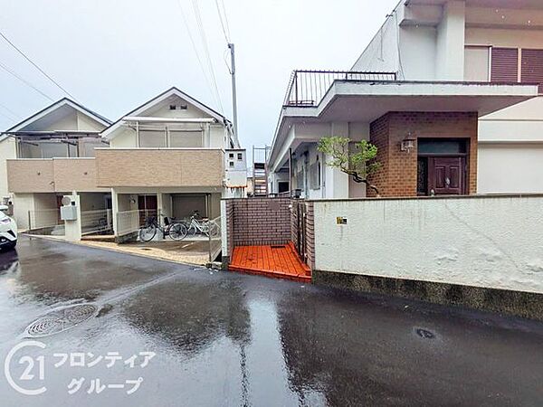 玄関アプローチのタイルの質感がとてもおしゃれで目を引きますね！毎日帰宅するのが楽しみになるような、品格と温かみを兼ね備えたこだわりを感じるエントランスですね！