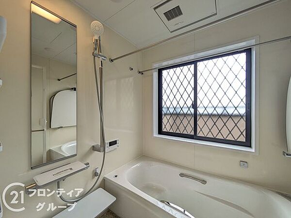 機能的なバスルームで、快適な生活を実現します。清潔感あふれる空間で、毎日の疲れを癒すリフレッシュタイムを提供します。