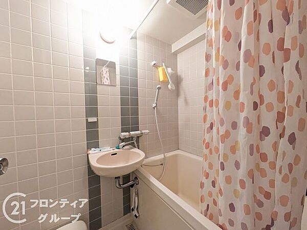 ゆったりサイズのシャワー付きバスルームです。
