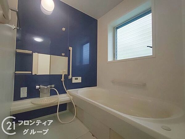 機能的で清潔なバスルームで、快適な生活を実現します。毎日の疲れを癒すリフレッシュタイムをお楽しみください。