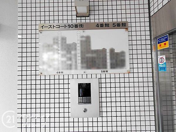 オートロックシステムは、住民の安全を守るための高いセキュリティ機能を提供しています。マンションエントランスに設置され、不審者の侵入を防ぎ、住民に安心感を与えます。