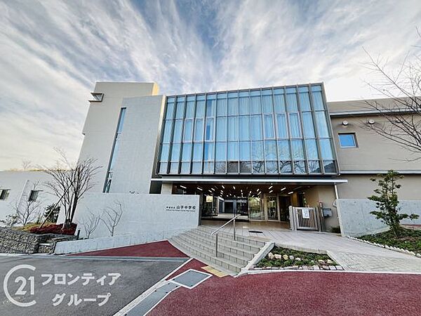 芦屋市立山手中学校 徒歩27分。「豊かな心を育て たしかな学力 たくましい体力を身につける」  を教育目標に掲げている学校です。 2530m