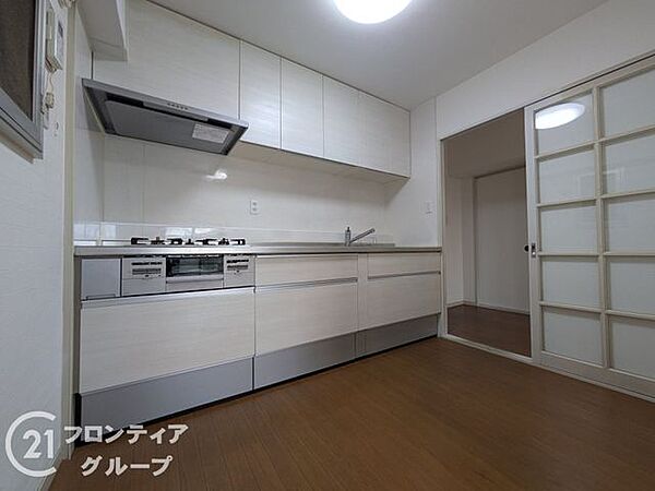 毎日使う場所だからこそ、明るくて使い勝手の良いキッチンは嬉しいポイントですね！充実した収納スペースとお掃除がしやすい最新設備が整っているので、忙しい朝の時間もゆとりを持って笑顔で過ごせそうですね！