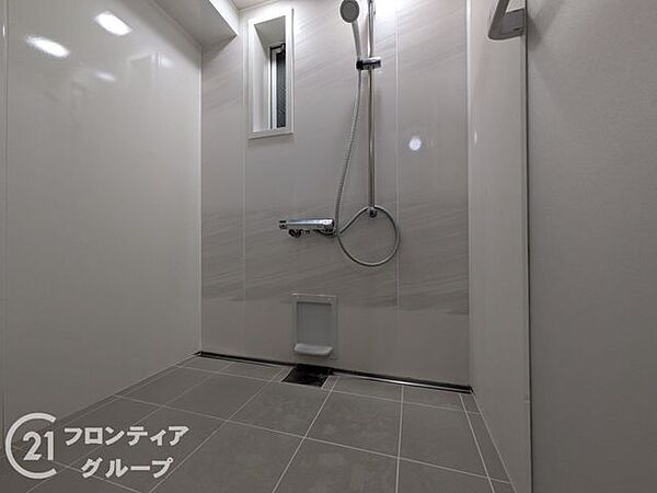 一日の疲れを優しく癒してくれる落ち着いた雰囲気です。シンプルながらも機能性を追求したデザインで、清潔感のある空間が心身ともにリラックスできる至福のお時間を穏やかに演出してくれます