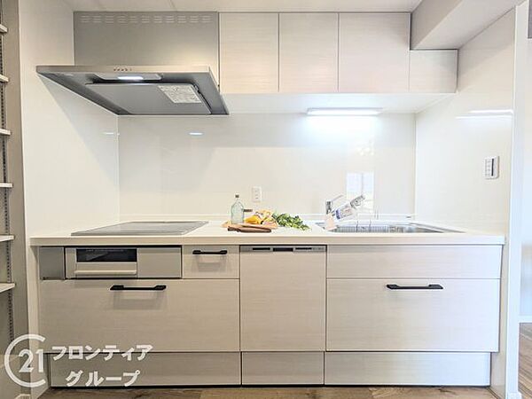 清潔感あふれる白を基調としたキッチンです。機能的な設備が整っており、毎日の料理がよりスムーズに楽しめます。リノベーション済みの綺麗な空間で新しい生活が始まります