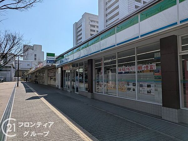 ファミリーマートみなとじま駅前店 徒歩6分。徒歩3分。 420m