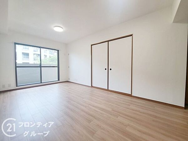 ご家族が集まるLDKは、バルコニーに面しており明るい陽射しが差し込みます。開口部が広いので開放的にお過ごしいただけます。