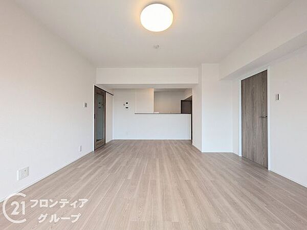 リビングは、広々とした空間で、家族や友人との時間を楽しむのにぴったりです。快適な居住空間を提供します。