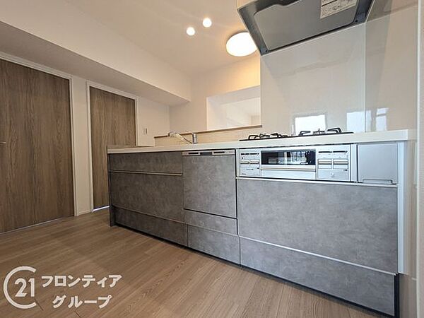 広々とした作業スペースがあり、料理がしやすく、快適なキッチンです