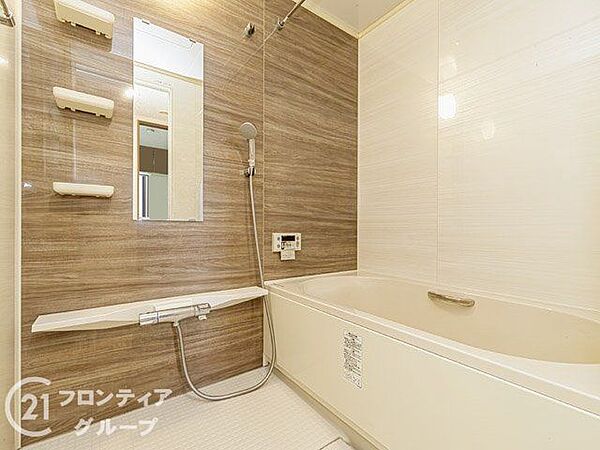 木目調で落ち着いた色合いのバスルーム。足をゆったりと伸ばせられるので、1日の疲れが癒されますね！