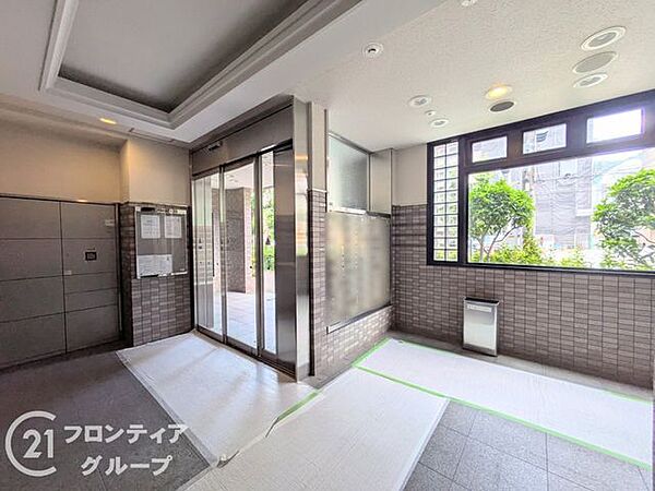 磨き上げられたフロアと柔らかな光が調和する優雅な共用ラウンジ！機能性とデザイン性を兼ね備えた空間が、日常のひとコマをドラマチックに演出するこのマンションならではの社交場！