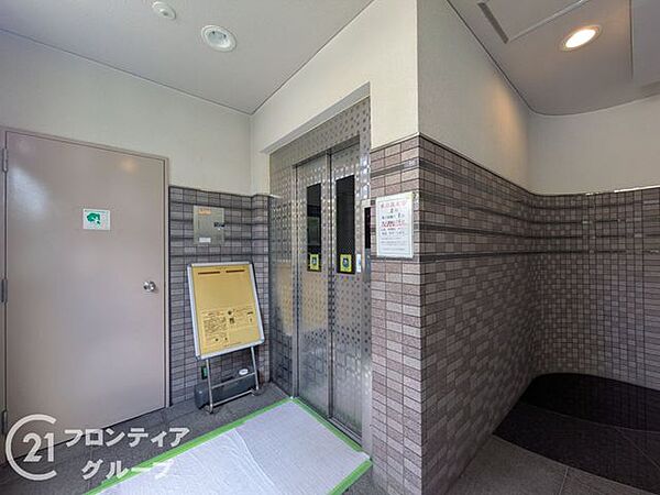 建物内部の隅々まで意匠が凝らされた共有部は日々の移動さえも楽しみに変えてくれます。美しく整備された空間からは管理体制の良さが伺え、安心感に包まれた心地よい住環境が整っています