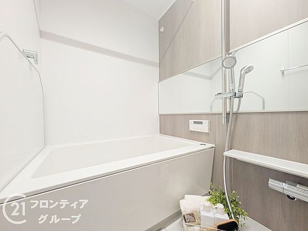 清潔感あふれるバスルームで、毎日の疲れを癒せます。明るく開放的な空間で、リフレッシュできるひとときをお楽しみください。