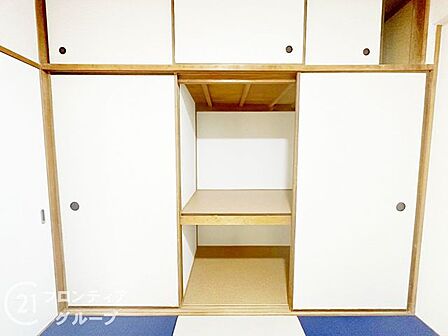 効率的な収納で、生活空間を広く使える設計です。収納スペースが豊富にあるため、日常の物をスッキリと片付けられます。お部屋を広々と使えるので、インテリアのアレンジも楽しめます。