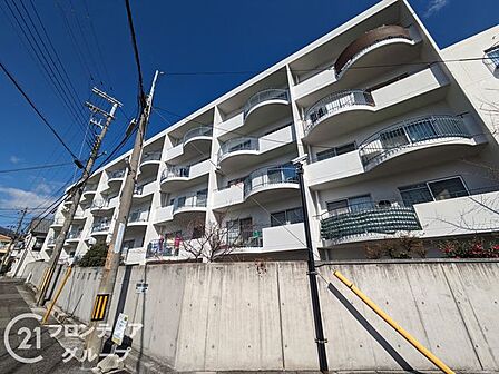 建物全体のフォルムが洗練されており、落ち着いた街並みに馴染むデザイン。外壁や窓の配置にも工夫があり、静かな住宅街で存在感を放ちます。周囲との距離も程よく、暮らしに余裕が生まれる設計です。