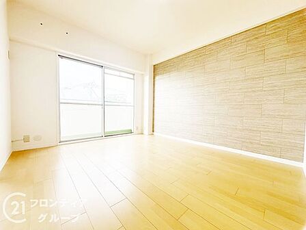 室内はシンプルで落ち着いた色調に仕上がっており、リラックスできる雰囲気が魅力。一人暮らしはもちろん、ファミリーにも使いやすい設計で、居室としての機能性をしっかり備えたバランスのよい空間です。