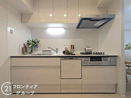 洗練されたデザインのシステムキッチンは機能性も兼ね備えております。コンシェルジュに相談するように、日々の料理も優雅な時間へと変わります。広々としたカウンターで、家族との会話も自然と弾みます