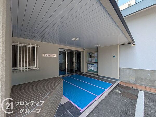 落ち着いた雰囲気のエントランスは、訪れる人に心安らぐ空間を提供し、温かく迎えてくれます！