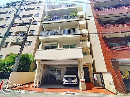 都会の洗練された街並みに美しく調和する、モダンで気品ある佇まいの外観となっております。毎日の帰宅が楽しみになるような、落ち着きと誇りを感じさせるデザインが住まう方のステータスを優しく包み込みます