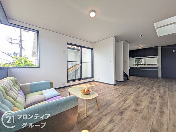 リビングは、シンプルでありながらもスタイリッシュなデザインです。快適な暮らしをサポートします。